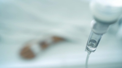 亚洲女性患者睡在医院生理盐水里。