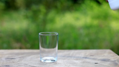 倒一杯鲜奶
