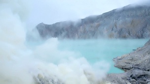 印尼Ijen火山的硫磺矿工山
