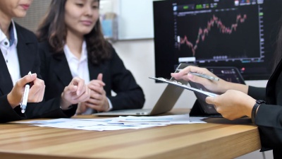 金融业务签订合同协议及握手