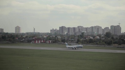 客机在空中起飞