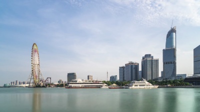 现代城市中靠近水的现代建筑延时摄影