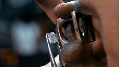钻石由钻石加工中心的熟练工人抛光