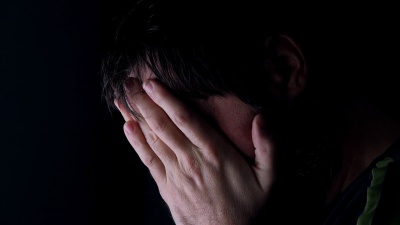 悲痛，男人掩面哭泣，低调肖像