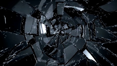 用慢动作将玻璃劈开并打碎。Alpha