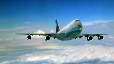 在空中近距离飞行的大型喷气式飞机