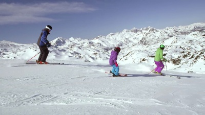 TS女孩在阳光明媚的日子和父母一起学习滑雪