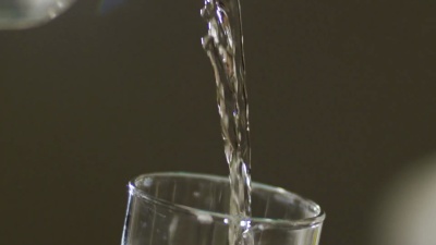 水被倒入玻璃杯中