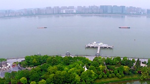 杭州现代城市的天际线和河上游船。