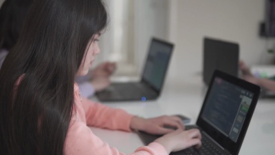 女孩在家学习在笔记本电脑上编码