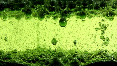 玻璃背景下的水油气泡