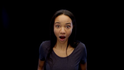 女人微笑着皱着眉头看着想象中的迷人的物体
