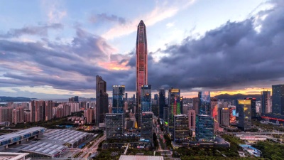 深圳现代建筑天际线从黄昏到夜晚/中国深圳。