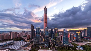 深圳现代建筑天际线从黄昏到夜晚/中国深圳。