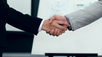 商务人士在会议室握手，慢动作
