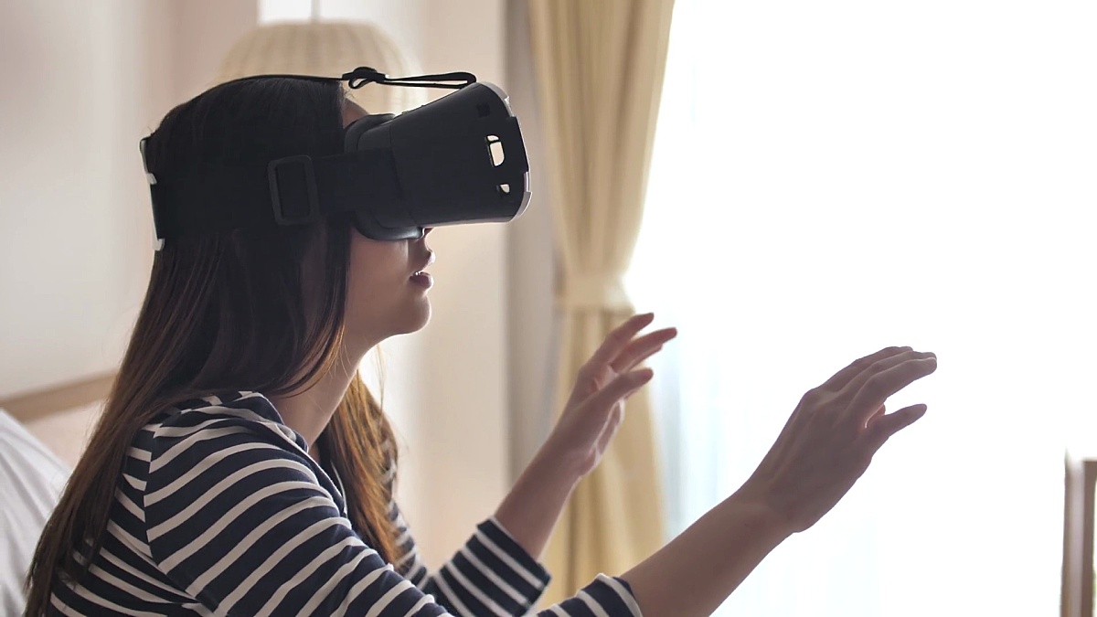 女人在家使用虚拟现实眼镜，慢动作