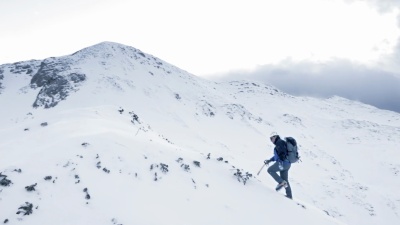 空中登山者用冰爪和雪斧征服山峰