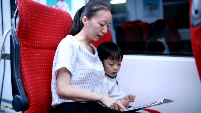 快乐的亚洲母子乘坐地铁