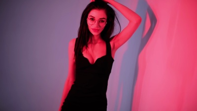 红灯下性感的女人