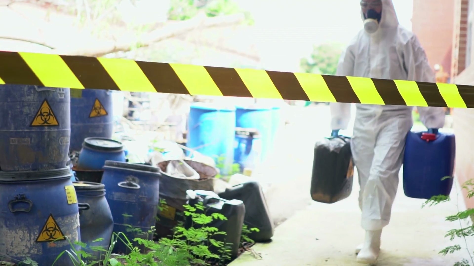 应急小组清除生物危害泄漏