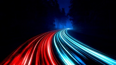 夜间高速公路灯光小道的高角度观察