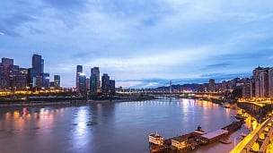 从河边看日出重庆的城市风光和天际线。时间间隔