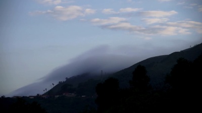 山上有雾。