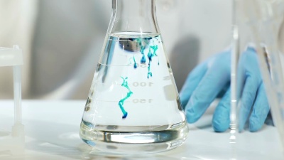 实验室助理在生产家用化学品时进行实验