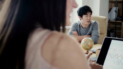 年轻的多民族团队参加金融业务培训研讨会。同事讨论现代Office  中的加密货币