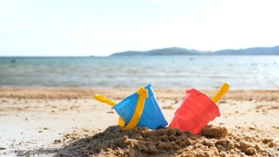 海浪沙滩上的玩具选择焦点浅景深夏日气氛