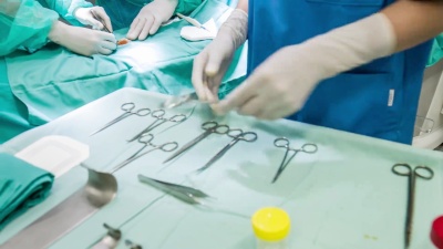 多莉拍摄了手术室里医疗队的视频
