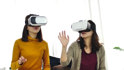 朋友在家里的床上使用VR眼镜