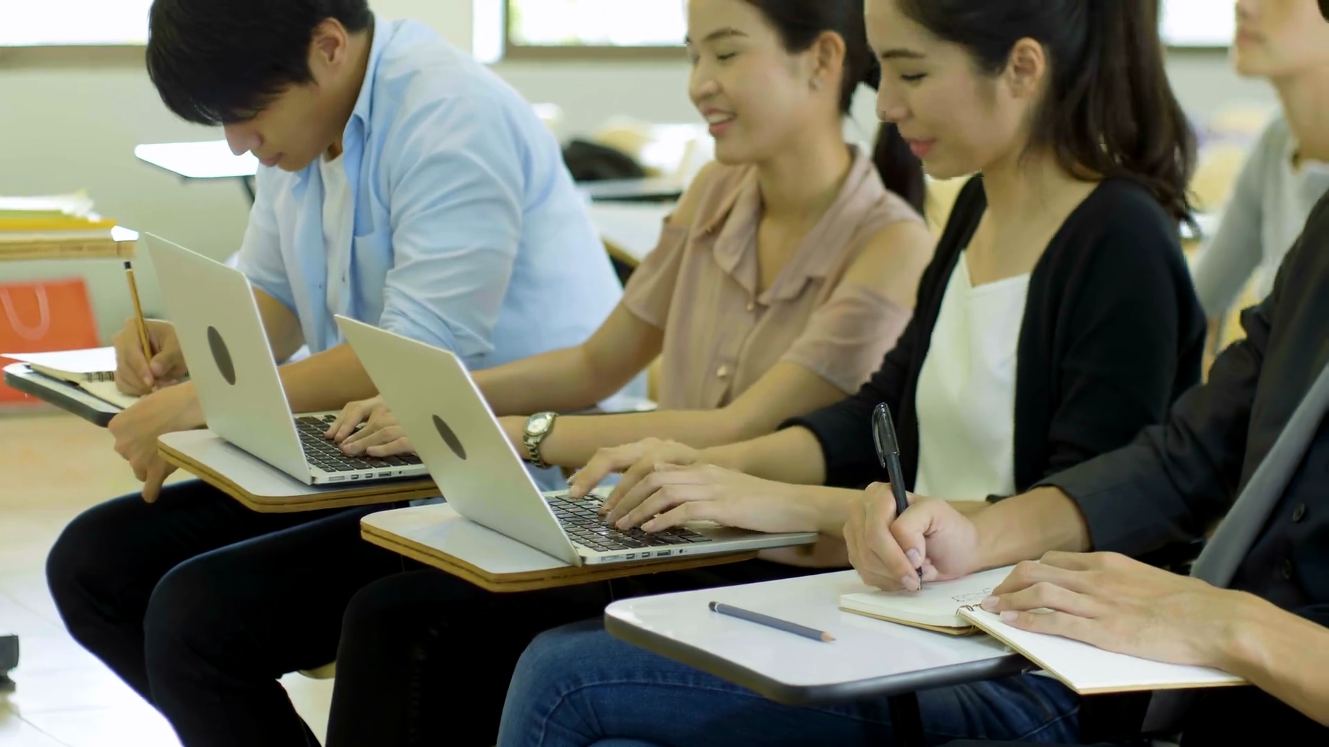 亚洲大学生在课堂上学习和使用实验室