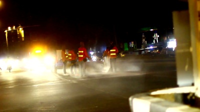Clearers在夜间清理街道
