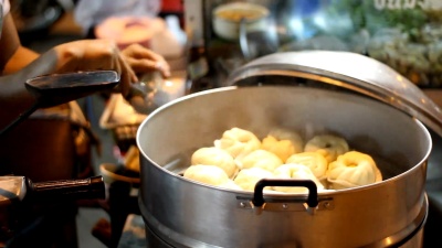 蒸饺子。