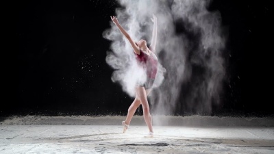 美丽的芭蕾舞演员在工作室与粉雪跳舞。