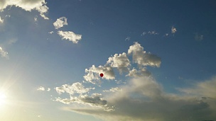 红气球飘上天空