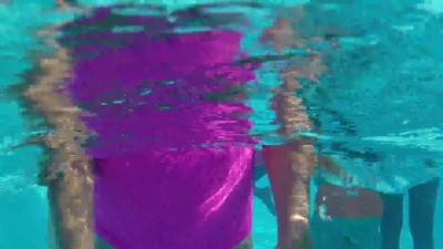 混血族女孩和朋友在懒河上的水上公园
