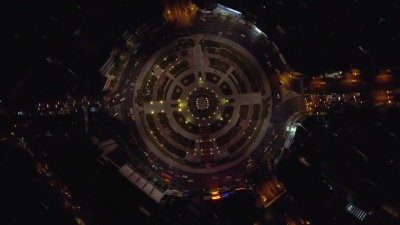 空中 夜间绕圈的交通车辆