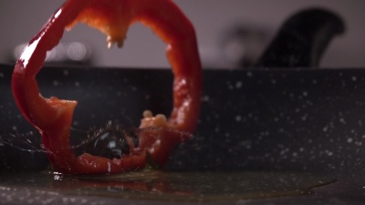 铃铛胡椒片滴入热油飞溅，慢动作240 fps