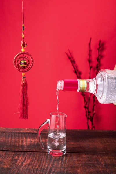 美食系列写实酒水倒酒场景
