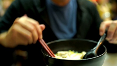 饥饿男子吃拉面的特写镜头
