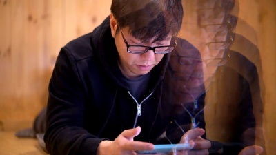 亚洲男子由于看屏幕时间太长而头晕、旋转的视力