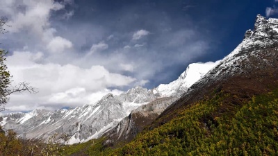 中国四川省稻城雅定国家级保护区山峰。