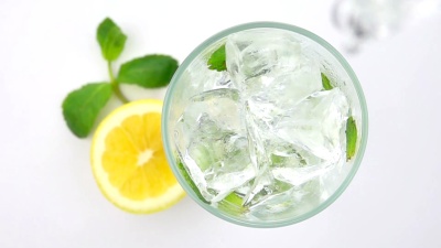 用冰块将苏打水倒入玻璃杯。