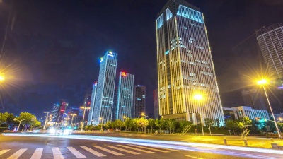 现代城市中心城区的现代建筑在夜间消逝