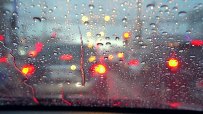 雨中驾车