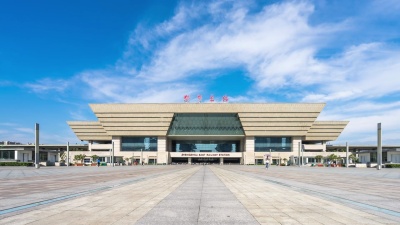 空旷的广场和蓝天中的现代建筑。延时