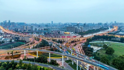 延时摄影 从白天到晚上高峰时间南京天际线的风景鸟瞰，中国