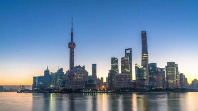 地标东方明珠大厦和上海日出的现代建筑。时间间隔超长